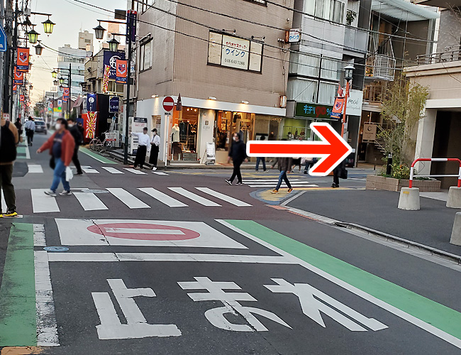 「止まれ」と書かれた十字路を右折